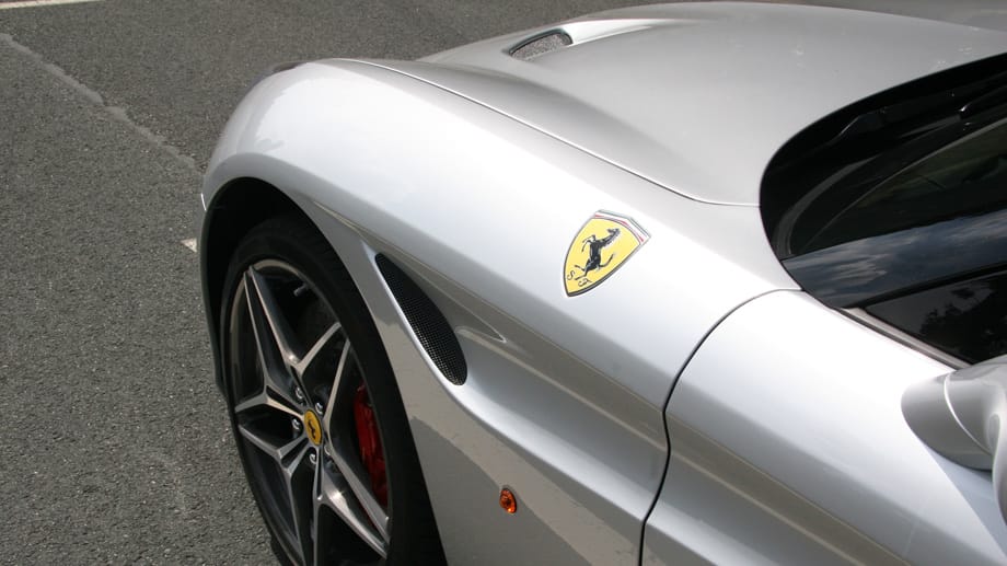 Die Seitenlinie mit dem angedeuteten Lufteinlass im vorderen Kotflügel soll an den Ferrari 250 Testa Rossa erinnern.