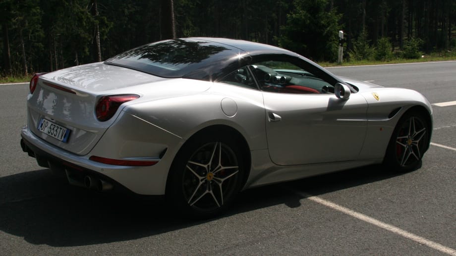Auffällige Farbkombination: Der silberne Ferrari trägt ein schwarz-metallisch glänzendes Hartop.
