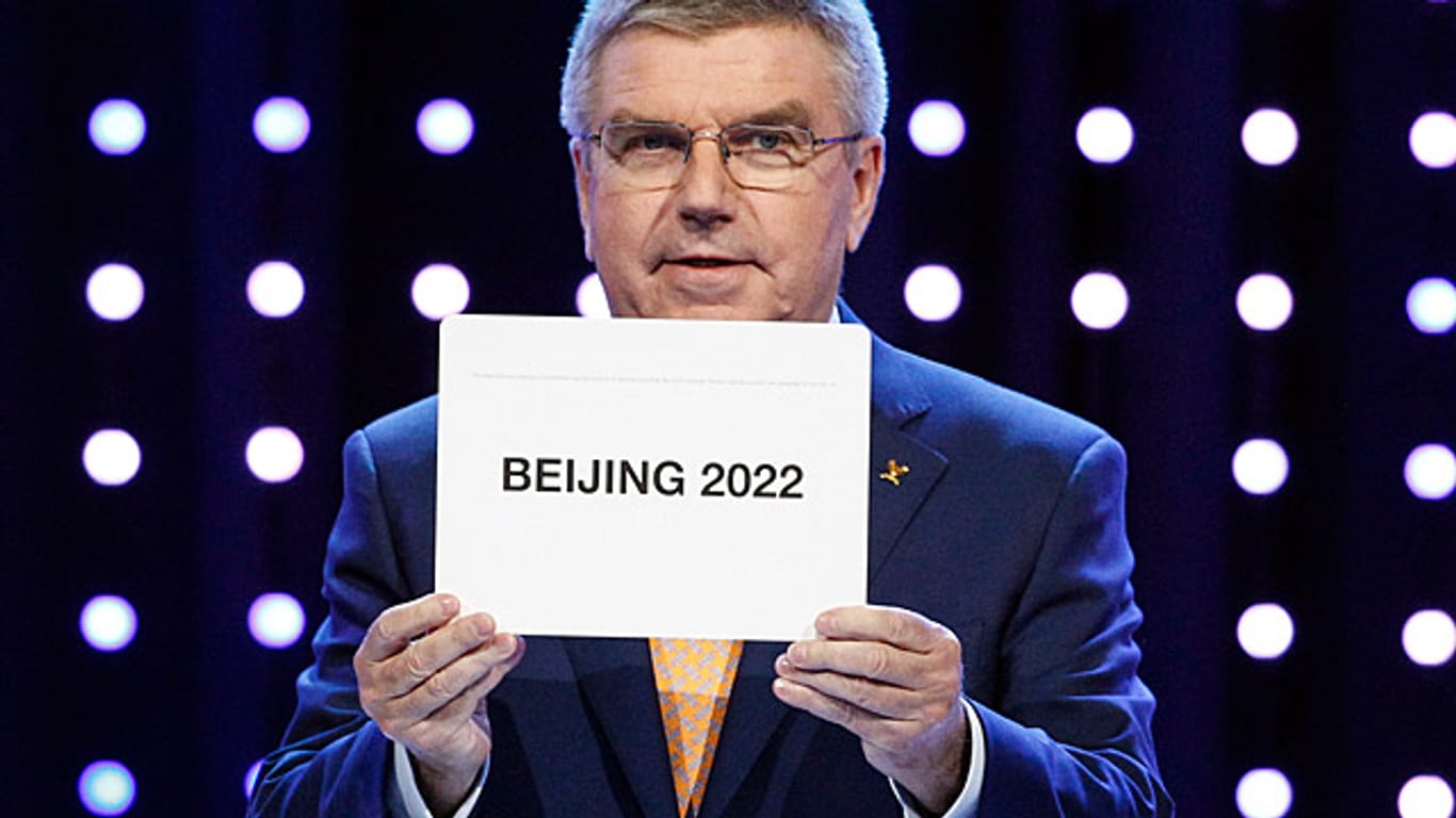 IOC-Präsident Thomas Bach verkündet den Ausrichter der Olympischen Winterspiele 2022.