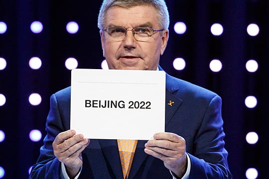 IOC-Präsident Thomas Bach verkündet den Ausrichter der Olympischen Winterspiele 2022.