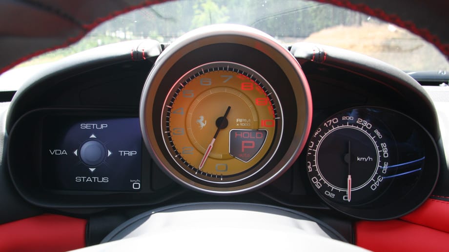 Das Kombiinstrument für den Fahrer bleibt wie gehabt: Großer Drehzahlmesser in der Mitte - trotz Turbotechnik immer noch bis 10.000 Umdrehungen. Das Kombiinstrument für den Fahrer bleibt wie gehabt: Großer Drehzahlmesser in der Mitte - trotz Turbotechnik immer noch bis 10.000 Umdrehungen.