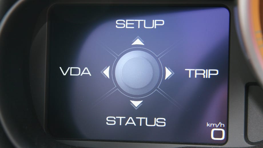 Auf dem linksseitigen Display für den Bordcomputer kann der Fahrer verschiedene Informationen abrufen.