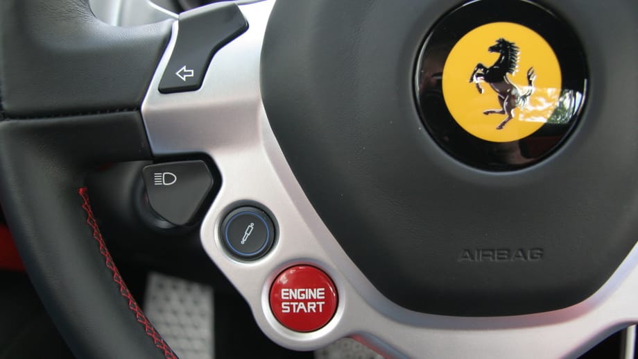 Gestartet wird der 90-Grad-V8 per Knopf auf dem Lenkrad. Darüber kann man den Sportmodus für das MagnaRide-Fahrwerk auswählen.