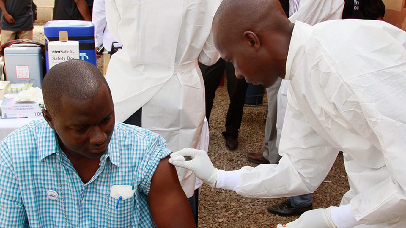 Impfung gegen den tödlichen Virus: Mit dem neuen Impfstoff könnte der Durchbruch im Kampf gegen Ebola gelingen.