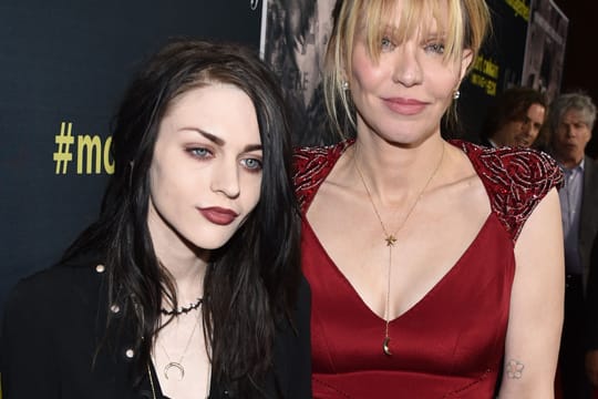 Kurt Cobains Tochter Frances Bean und seine Witwe Courtney Love.