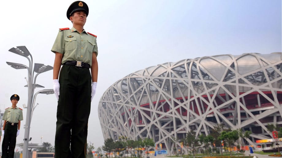 Ein Polizeibeamter steht bei den Olympischen Spielen 2008 in Peking vor dem Nationalstadion stramm (Archivfoto). Ein Polizeibeamter steht bei den Olympischen Spielen 2008 in Peking vor dem Nationalstadion stramm (Archivfoto).