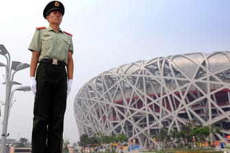 Ein Polizeibeamter steht bei den Olympischen Spielen 2008 in Peking vor dem Nationalstadion stramm (Archivfoto).
