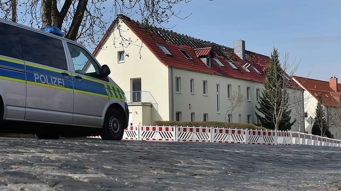Symbol der Gewalt gegen Ausländer in Deutschland: der niedergebrannte Dachstuhl eines Asylbewerberheimes in Tröglitz (Sachsen-Anhalt).