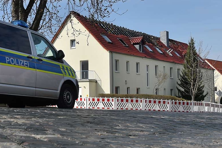 Symbol der Gewalt gegen Ausländer in Deutschland: der niedergebrannte Dachstuhl eines Asylbewerberheimes in Tröglitz (Sachsen-Anhalt).