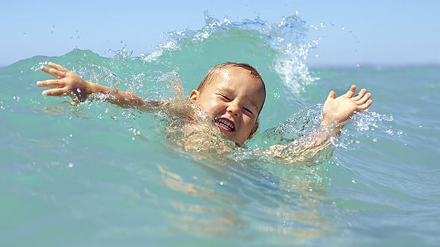 Sekundäres Ertrinken: Wenn Kinder zu viel Wasser in die Lunge bekommen, besteht noch Stunden später Lebensgefahr.