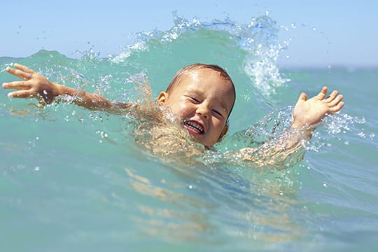 Sekundäres Ertrinken: Wenn Kinder zu viel Wasser in die Lunge bekommen, besteht noch Stunden später Lebensgefahr.