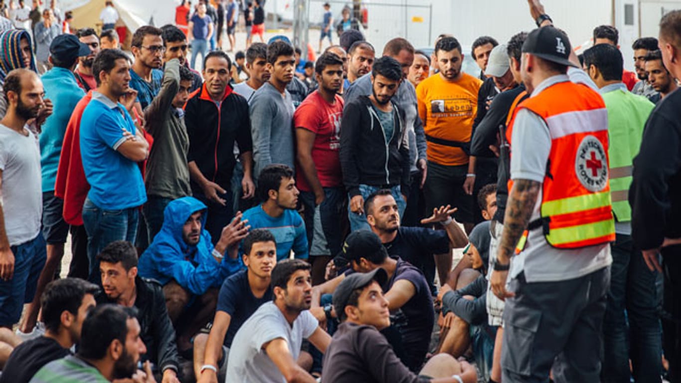 Der Flüchtlingsansturm auf Deutschland überfordert zunehmend Kommunen und Länder.