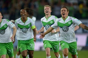 Die Spieler des VfL Wolfsburg freuen sich über den Sieg im Supercup.