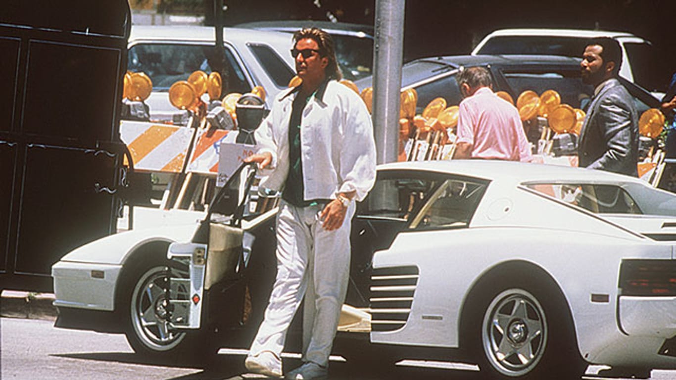 "Miami Weiß": Hier steigt der weiß bekleidete Sonny Crockett alias Don Johnson aus seinem weißen Ferrari Testarossa.