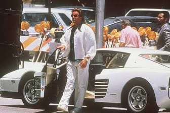 "Miami Weiß": Hier steigt der weiß bekleidete Sonny Crockett alias Don Johnson aus seinem weißen Ferrari Testarossa.