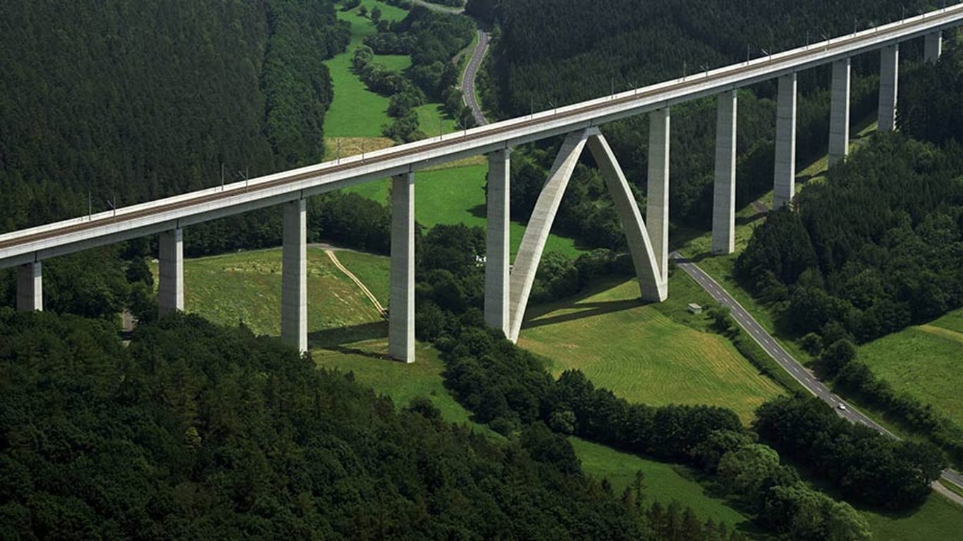 Die 95 Meter hohe Rombachtalbrücke gehört zur ICE-Strecke zwischen Fulda und Kassel.