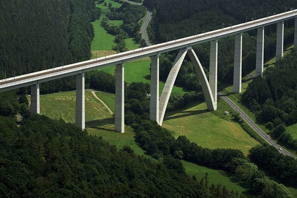 Die 95 Meter hohe Rombachtalbrücke gehört zur ICE-Strecke zwischen Fulda und Kassel.