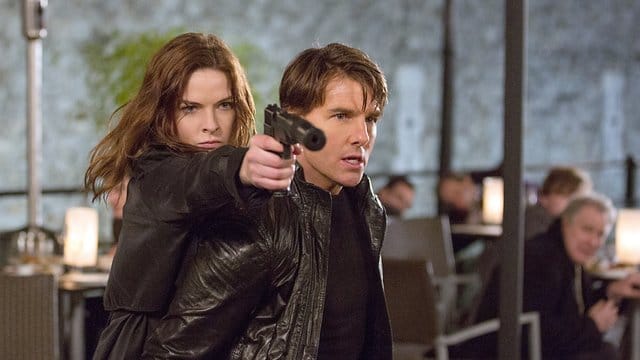 Rebecca Ferguson und Tom Cruise als Agenten in Aktion.