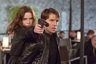 Rebecca Ferguson und Tom Cruise als Agenten in Aktion.