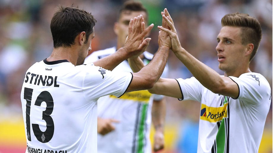 Gladbachs Neuzugang Lars Stindl (li.) klatscht mit Patrick Herrmann ab. Gladbachs Neuzugang Lars Stindl (li.) klatscht mit Patrick Herrmann ab.
