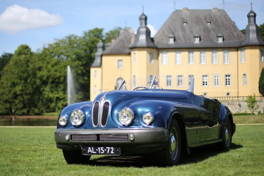 Seltene Oldtimer vor Schloss Dyck.