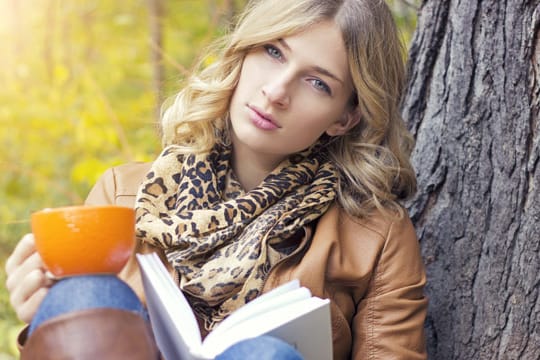 Schon ein einzelnes Accessoire, wie beispielsweise ein Schal mit Animal-Print, kann ihr gesamtes Outfit aufpeppen.