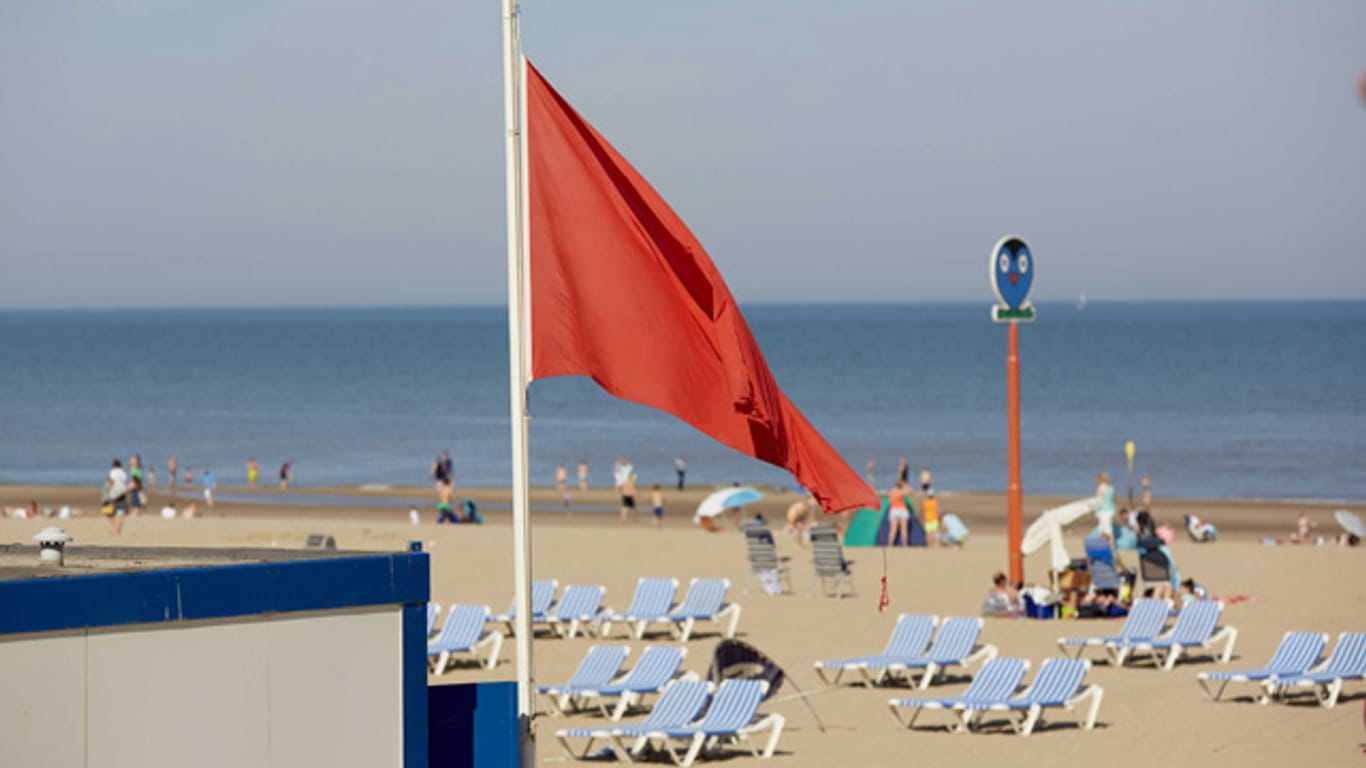 Diese Flagge weht am Strand von Scheveningen.