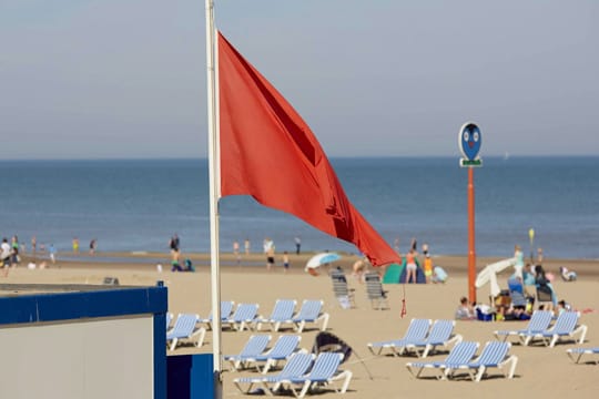 Diese Flagge weht am Strand von Scheveningen.