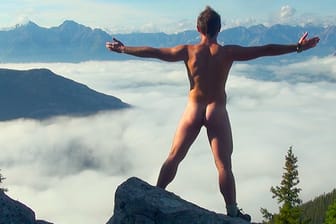 Emil Kaminski ist auf seinen Urlaubsbildern gerne nackt, wie hier im Everest-Massiv. Doch nicht bei jedem kommt das gut an.