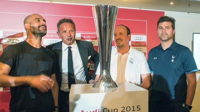 Bayern-Coach Guardiola (l-r), Milan-Trainer Mihajlovic, Real Madrids Trainer Benítez und der Trainer von Tottenham, Pochettino, stehen um den Audi Cup herum. Bayern-Coach Guardiola (l-r), Milan-Trainer Mihajlovic, Real Madrids Trainer Benítez und der Trainer von Tottenham, Pochettino, stehen um den Audi Cup herum.