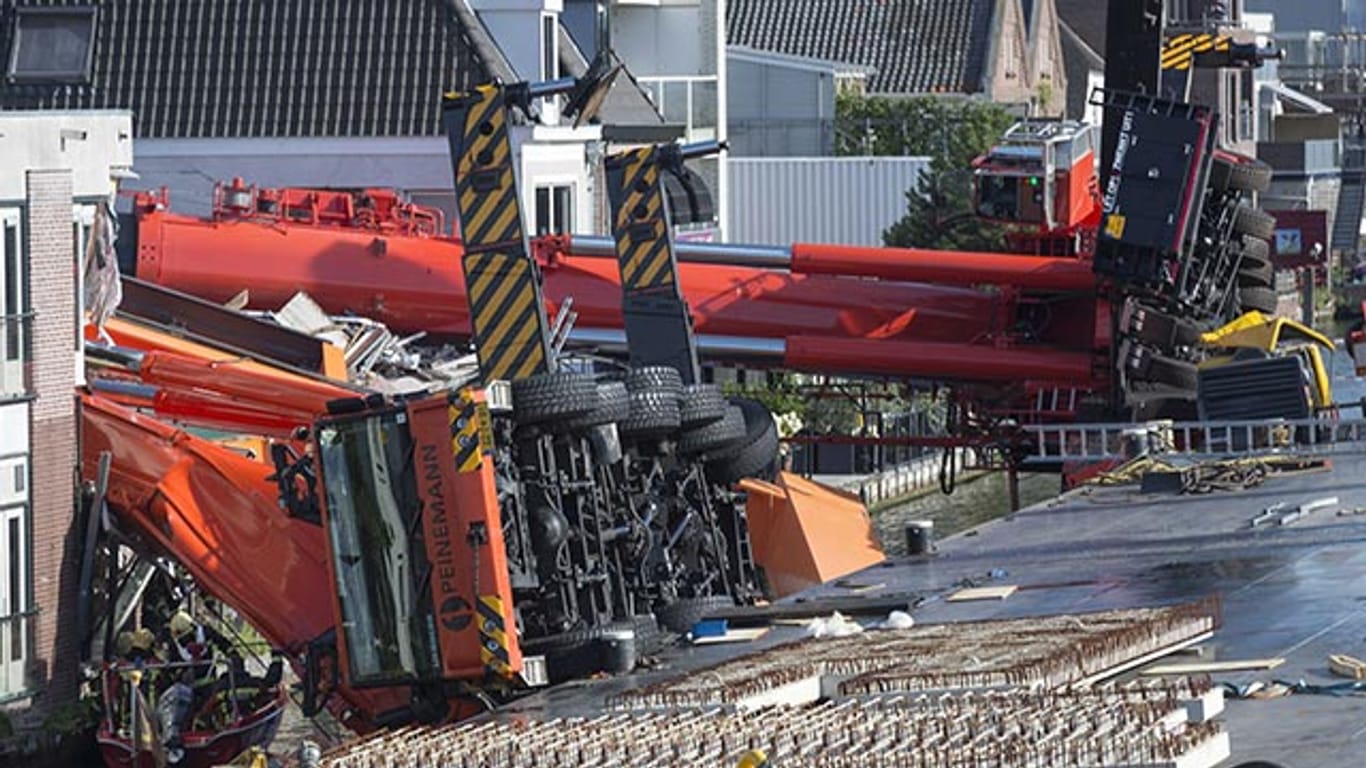 Mindestens 20 Menschen wurden durch zwei umgestürzte Kräne in den Niederlanden verletzt.