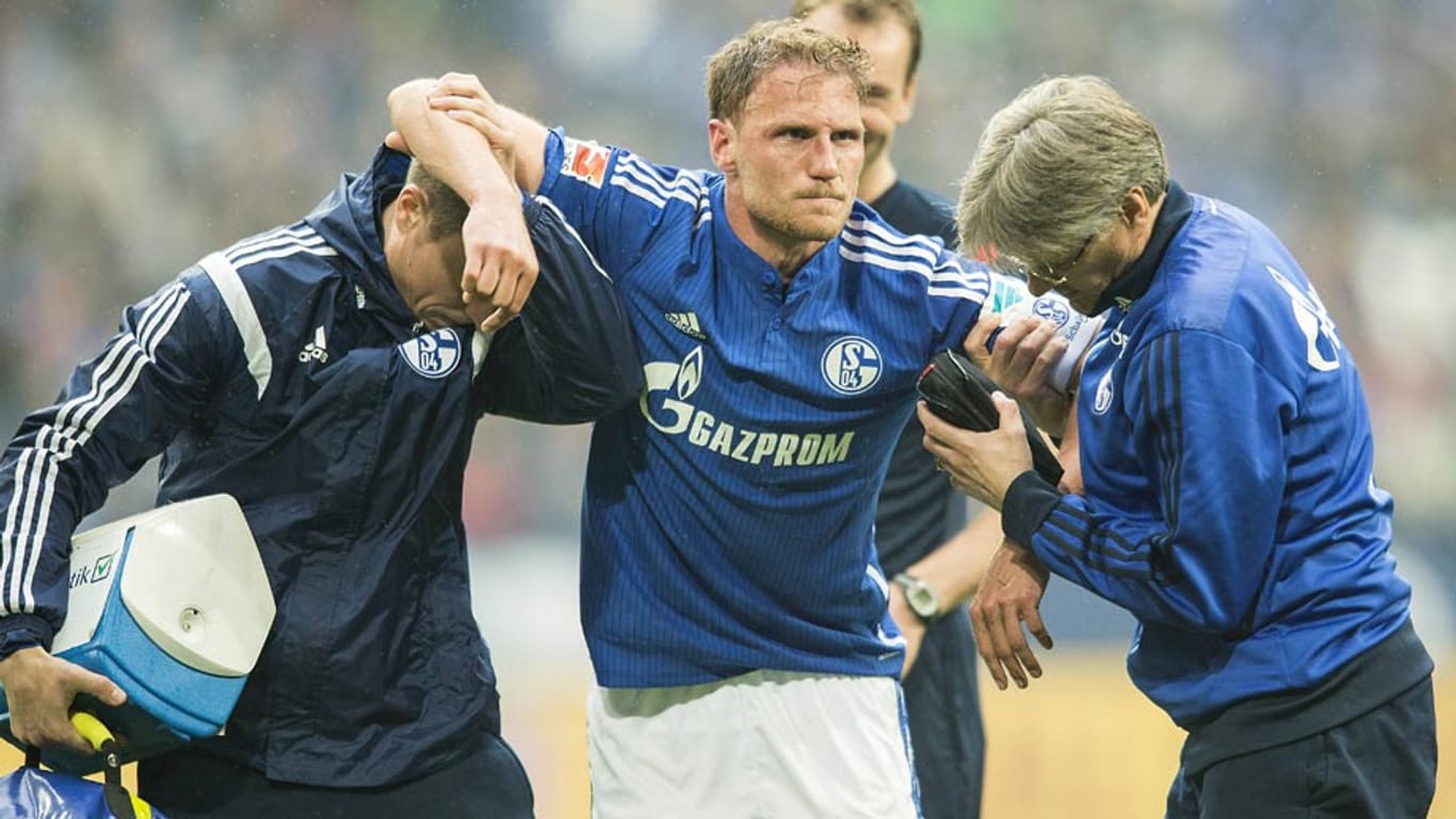 Benedikt Höwedes verletzt sich am 33. Spieltag der vergangenen Saison und wird von Schalke-Betreuern vom Platz gebracht.