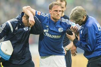Benedikt Höwedes verletzt sich am 33. Spieltag der vergangenen Saison und wird von Schalke-Betreuern vom Platz gebracht.