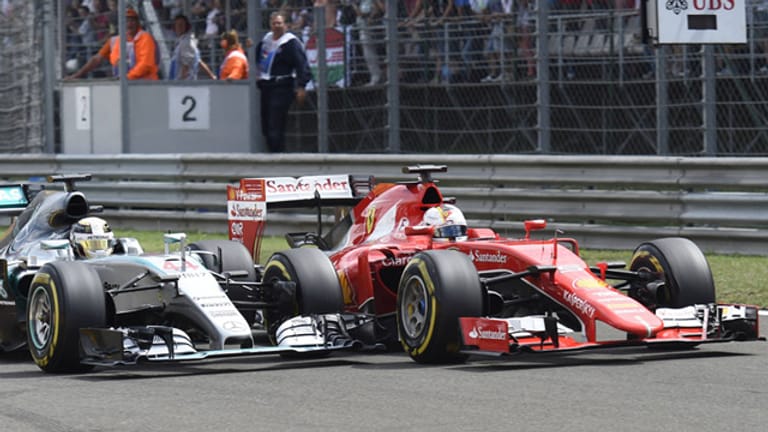 Heißes Duell: Ferrari-Pilot Sebastian Vettel (re.) will Mercedes in der nächsten Saison von der Spitze verdrängen.