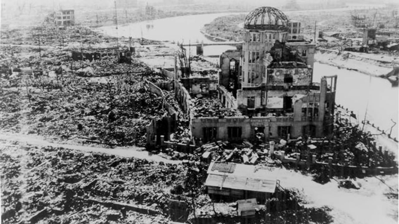 Beim Abwurf der Atombombe auf die japanische Stadt Hiroshima waren am 6. August 1945 rund 80.000 Menschen auf der Stelle tot. Umstritten ist, ob der Abwurf militärisch notwendig war.