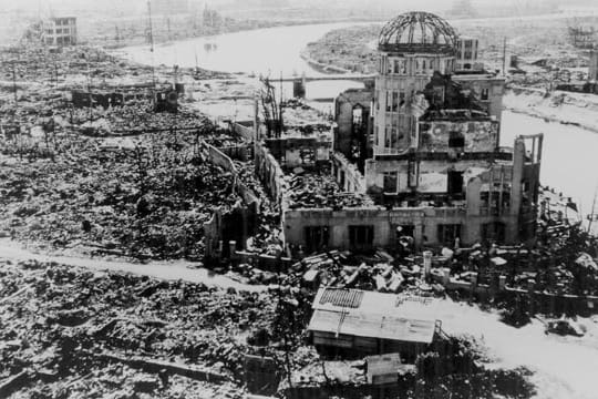 Beim Abwurf der Atombombe auf die japanische Stadt Hiroshima waren am 6. August 1945 rund 80.000 Menschen auf der Stelle tot. Umstritten ist, ob der Abwurf militärisch notwendig war.