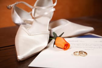 Für eine gelungene Hochzeitseinladung sollten Sie Worte und Sprüche verwenden, die zu Ihnen passen.