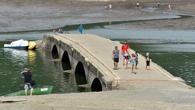 2015 ragt die Aseler Brücke schon Anfang August aus dem Wasser. Normalerweise gibt der Edersee seine Schätze erst im Herbst frei.