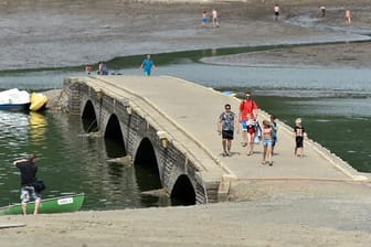 2015 ragt die Aseler Brücke schon Anfang August aus dem Wasser. Normalerweise gibt der Edersee seine Schätze erst im Herbst frei.
