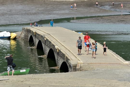 2015 ragt die Aseler Brücke schon Anfang August aus dem Wasser. Normalerweise gibt der Edersee seine Schätze erst im Herbst frei.