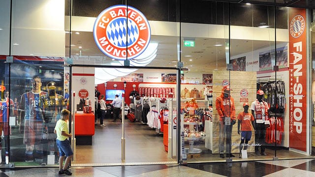 Für Löwen-Fans eine verbotene Zone: Der Fanshop des FC Bayern München. Für Löwen-Fans eine verbotene Zone: Der Fanshop des FC Bayern München.