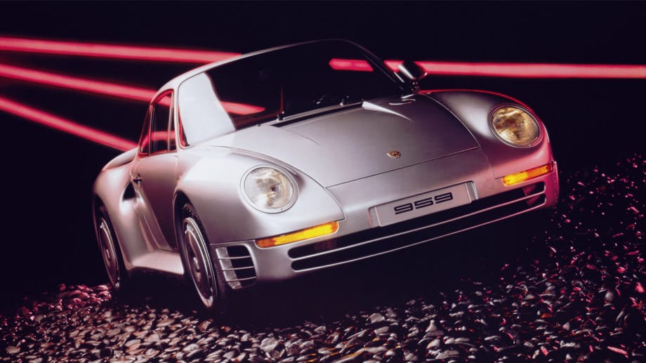 Der Porsche 959 galt bei seiner Einführung als schnellster Seriensportwagen der Welt. Bei Testfahrten erreichte der Porsche mit einer Motorpower von 450 PS sogar eine Geschwindigkeit von 320 km/h. IN nur 3,9 Sekunden sprintete der Bolide auf Tempo 100.