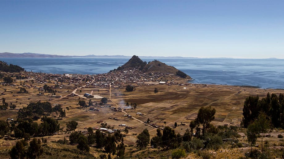 Der Titicacasee, den sich Peru und Bolivien teilen, liegt in 3800 Metern Höhe. Er ist etwa 15 Mal so groß wie der Bodensee und somit der größte See, der kommerziell beschiffbar ist.