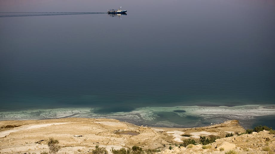Zwischen Jordanien, Israel und Palästina liegt das Tote Meer 420 Meter unter dem Meeresspiegel. Tiefer liegt kein anderer See.