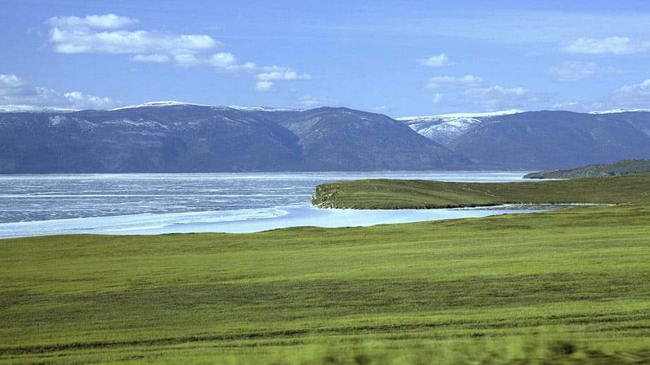 Mit 1637 Metern ist der Baikalsee einerseits der tiefste See, andererseits mit mehr als 25 Millionen Jahren auch der älteste Süßwassersee der Erde.