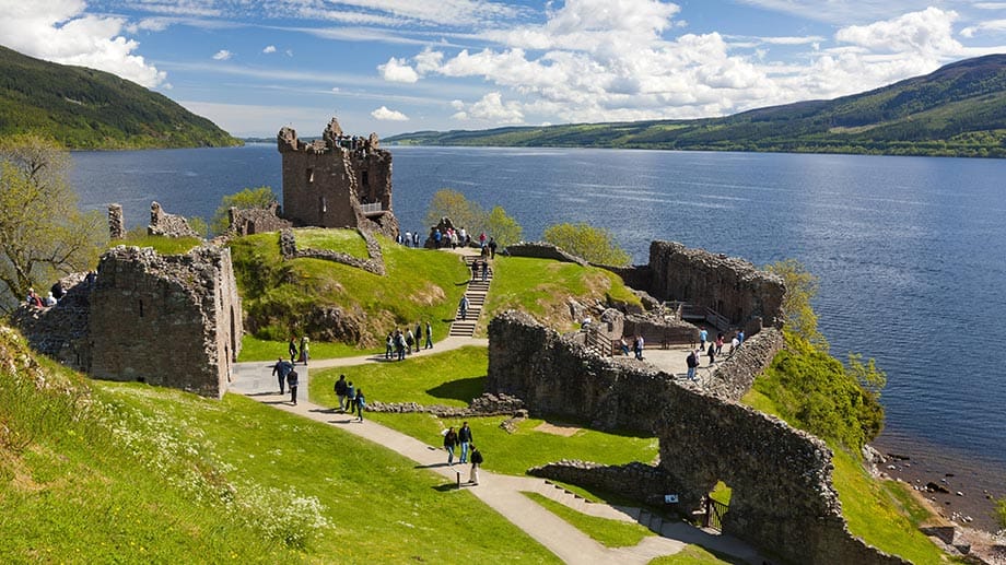 Loch Ness: Wer es mystisch mag, sollte nach Schottland fahren und Ausschau nach Nessie halten.