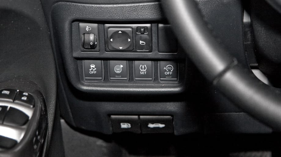 Wie in anderen Modellen bei Nissan werden links unterhalb des Lenkrads Tasten versteckt, die man nicht so häufig braucht.
