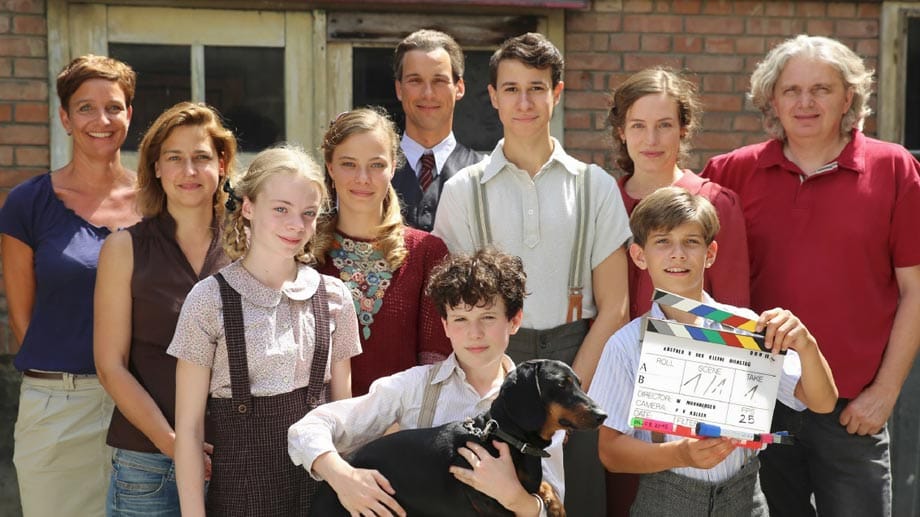 Das Team des Fernsehfilms "Kästner und der kleine Dienstag" am Set. Mittig in der letzten Reihe ist Hauptdarsteller Florian David Fitz als Erich Kästner zu sehen.