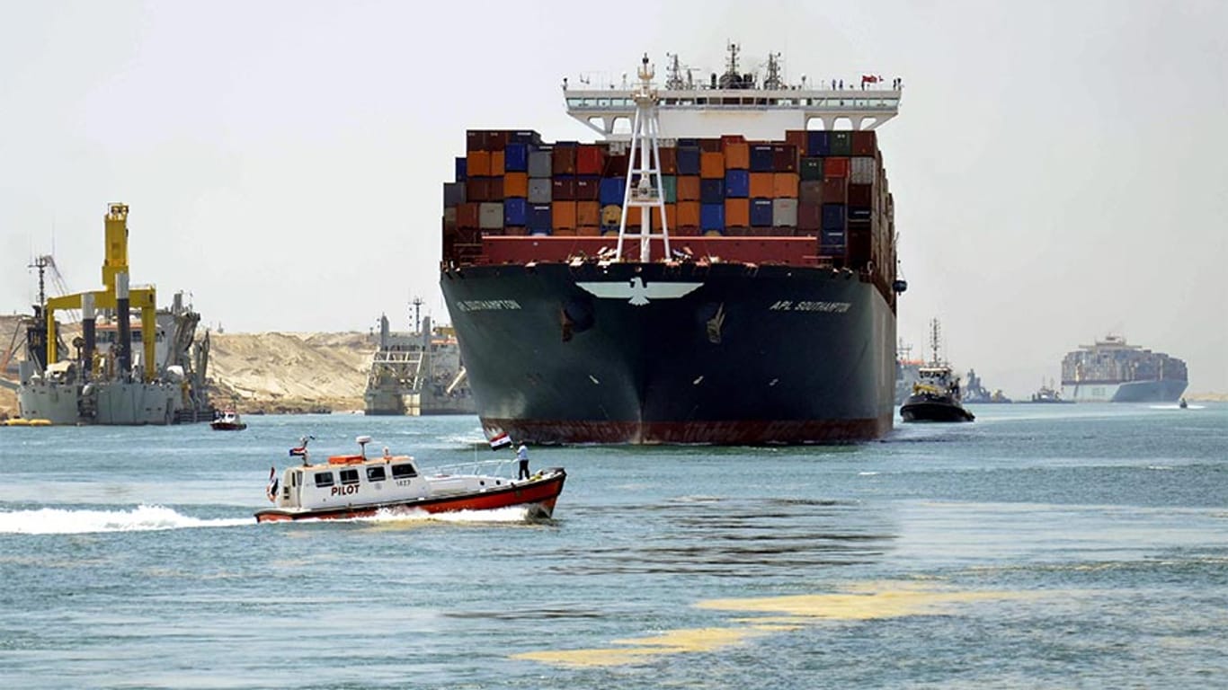 Der Suezkanal verbindet das Mittelmeer mit dem Roten Meer.