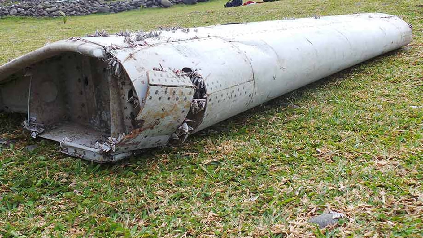 Die angeschwemmte Flügelklappe der abgestürzten Malaysia-Airlines-Maschine wird nun genauestens untersucht.